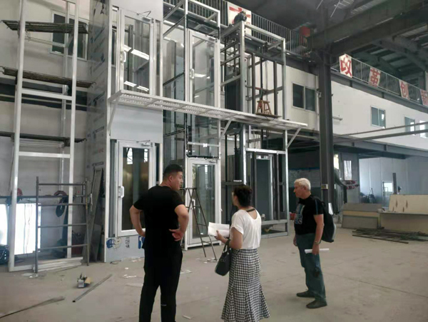 外國客戶考察液壓升降平臺 外國客戶考察液壓升降平臺